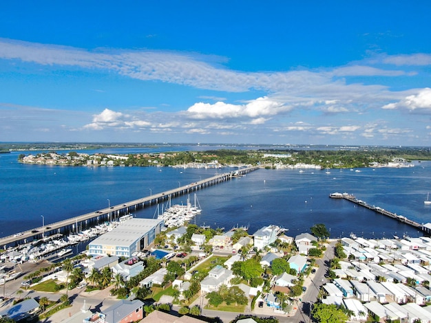 Vista aérea de la isla de barrera de la ciudad y las playas de Anna Maria Island en la costa del golfo de Florida