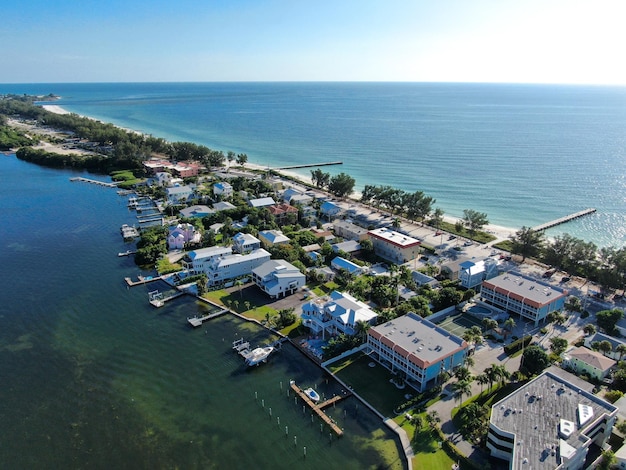 Vista aérea de la isla de barrera de la ciudad y las playas de Anna Maria Island en la costa del golfo de Florida