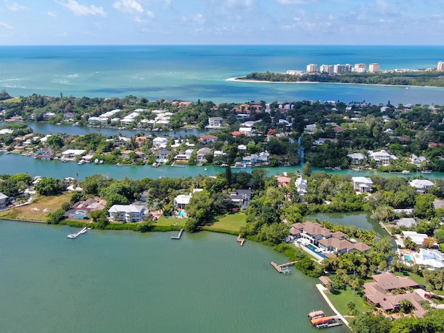 Foto vista aérea de la isla barrera de siesta key en la costa del golfo de méxico de sarasota, florida, ee.uu.