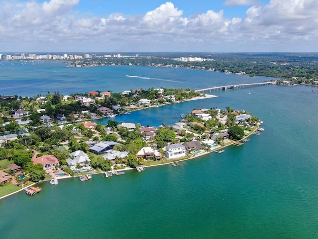 Vista aérea de la isla barrera de Siesta Key en la costa del Golfo de México de Sarasota, Florida, EE.UU.