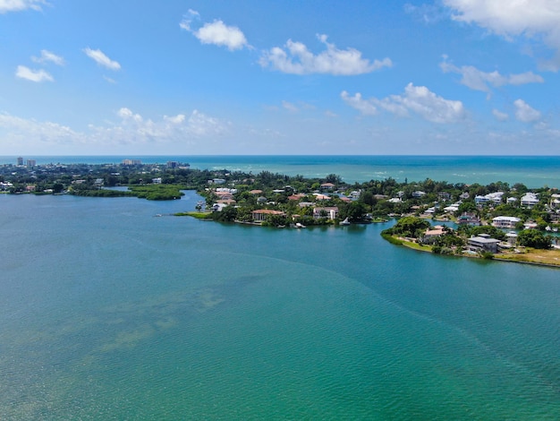 Vista aérea de la isla barrera de Siesta Key en la costa del Golfo de México de Sarasota, Florida, EE.UU.