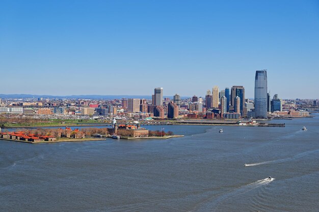 Vista aérea de la Isla de los Gobernadores en el puerto de la ciudad de Nueva York en un claro día de primavera con la visión de Brooklyn en el fondo