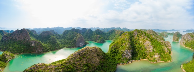 Vista aérea de la isla de Ha Long Bay Cat Ba, islas únicas de roca caliza y picos de formación de karst en el mar, famoso destino turístico en Vietnam. Escénico cielo azul.