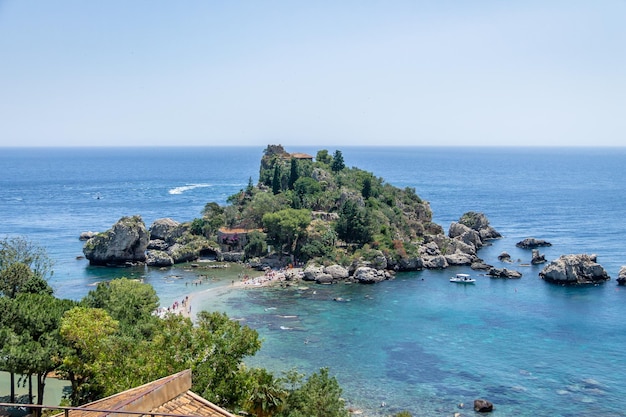 Foto vista aérea de la isla de isola bella y la playa de taormina sicilia italia