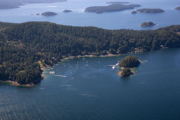 Vista aérea de la isla de Keats durante un día soleado de verano