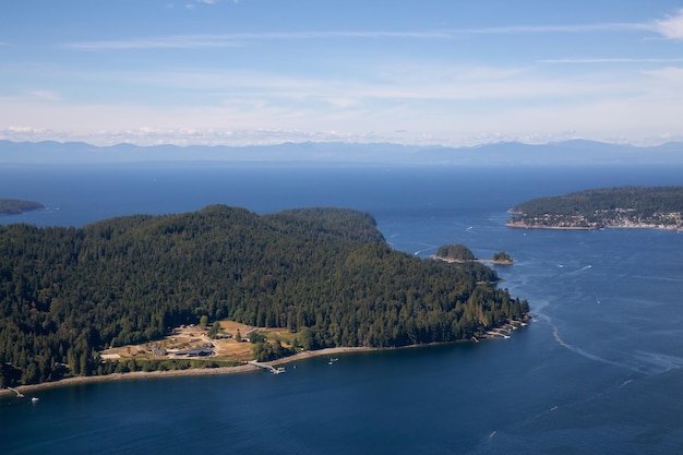 Vista aérea de la isla de Keats durante un día soleado de verano