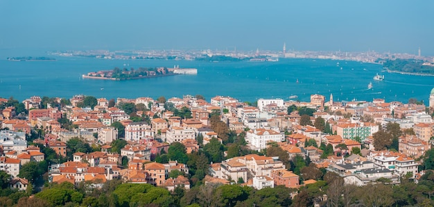Vista aérea de la isla de Lido de Venecia en Venecia, Italia