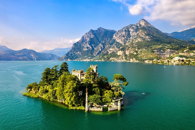 Vista aérea de la isla de Loreto con el castillo en el lago Iseo en el norte de Italia