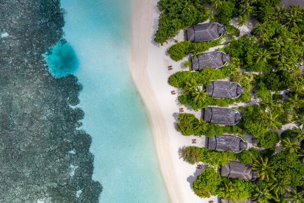 Vista aérea de la isla de Maldivas. Hermoso arrecife de coral marino con lujosas villas acuáticas. Complejo exótico