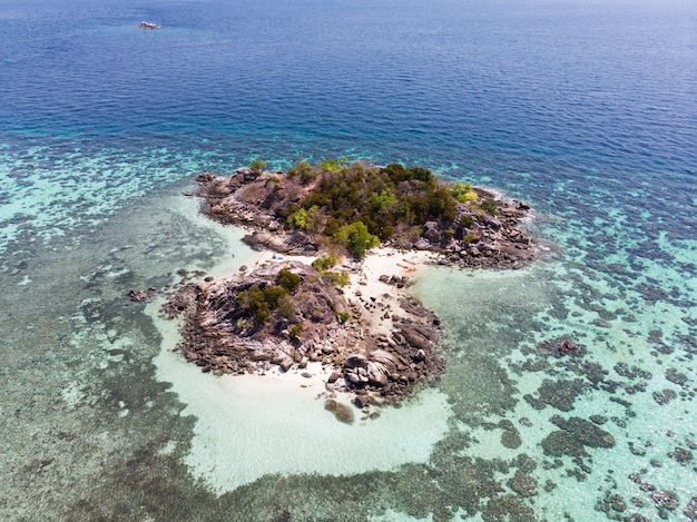 Vista aérea de la isla en el mar tropical