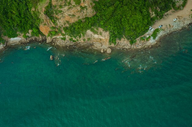 Vista aérea isla y mar verde.