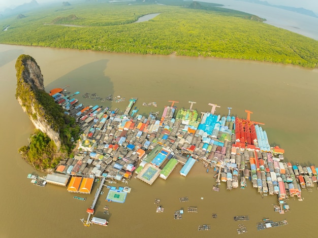 Foto vista aérea de la isla de panyee en phang nga, tailandia