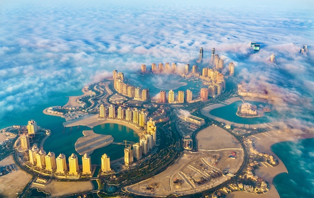Vista aérea de la isla Pearl-Qatar en Doha a través de la niebla matutina - Qatar, el Golfo Pérsico