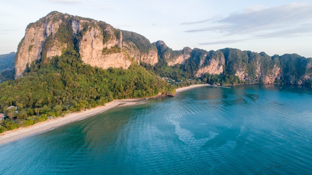 Vista aérea de la isla de phi de montaña en Tailandia