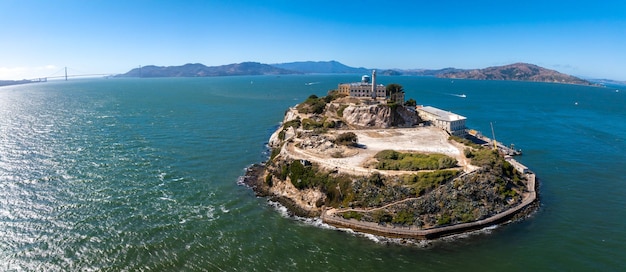 Vista aérea de la isla prisión de alcatraz en la bahía de san francisco