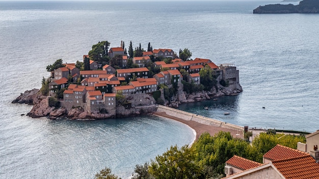 Foto vista aérea de la isla de san esteban (sveti stefan). riviera de budva, montenegro.