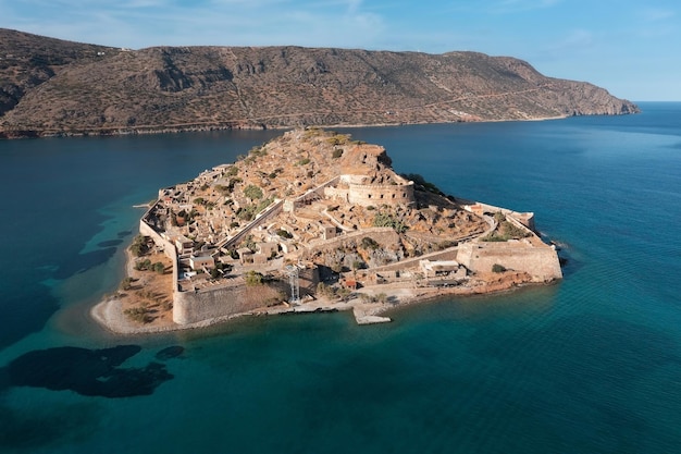 Vista aérea de la isla de Spinalonga con antiguas fortificaciones y edificios detrás del muro, Grecia