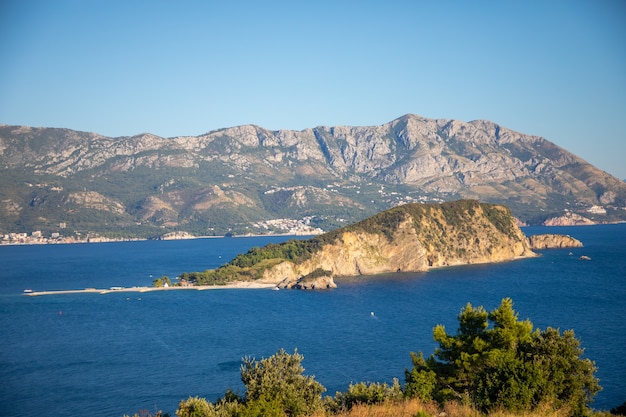 Vista aérea de la isla de sveti nikola o st nicolas está en budva riviera en montenegro de fondo de montaña