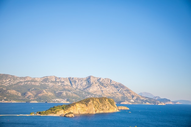 Vista aérea de la isla de sveti nikola o st nicolas está en budva riviera en montenegro de fondo de montaña