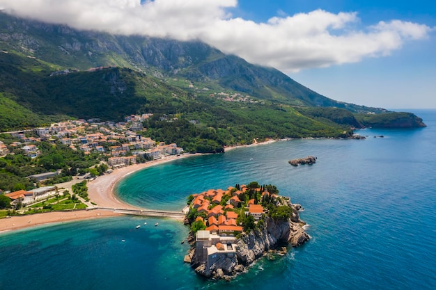 Vista aérea de la isla Sveti Stefan en Budva en un hermoso día de verano Montenegro