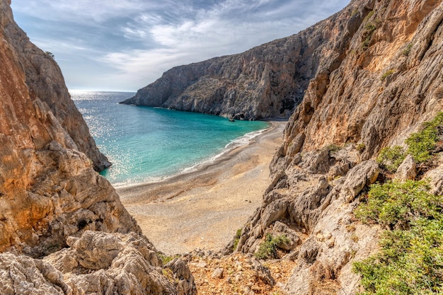 Vista aérea de la isla tropical hermosa playa laguna turquesa y rocas Concepto de viaje y vacaciones Playa de Agio Farango Creta