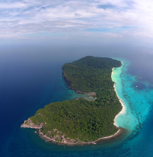 Vista aérea de la isla tropical