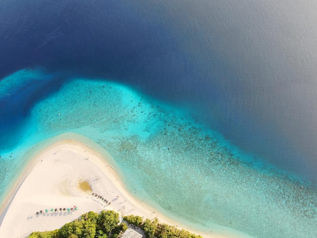 Vista aérea de la isla de Ukulhas del atolón del paraíso tropical
