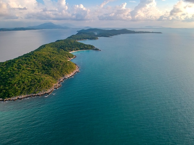 Vista aérea de la isla verde con un hermoso mar, Kha Samet, Tailandia