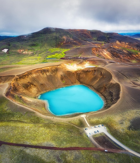 Vista aérea de Islandia Paisaje aéreo sobre el lago en el valle de los géiseres Paisaje islandés desde el aire Lugar famoso Imagen de viaje