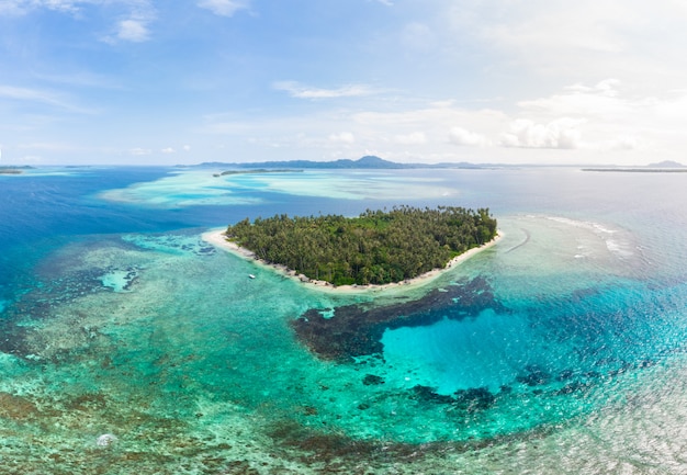 Vista aérea de las islas Banyak, archipiélago tropical de Sumatra, Indonesia, playa de arrecifes de coral