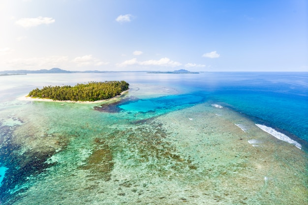 Vista aérea de las islas Banyak, archipiélago tropical de Sumatra, Indonesia, playa de arrecifes de coral