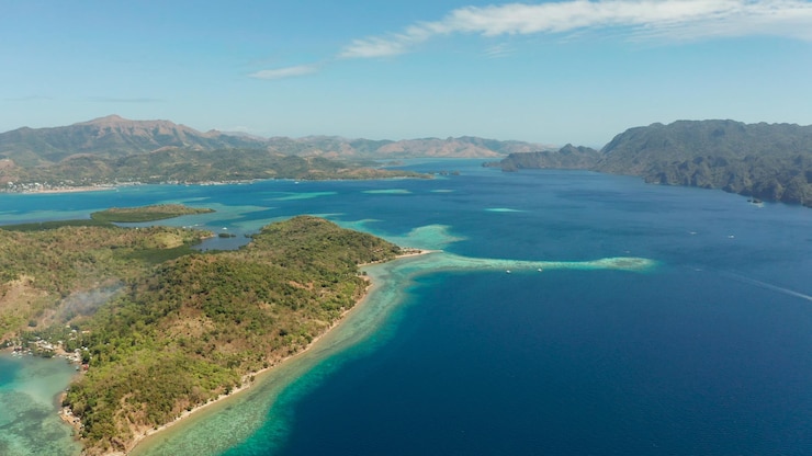 Foto vista aérea de islas tropicales con lagunas azules, arrecifes de coral y playa de arena en la isla de palawan, filipinas