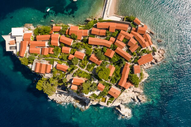 Vista aérea del islote Sveti Stefan en Montenegro