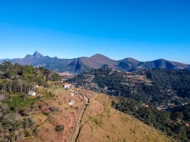 Vista aérea de Itaipava, Petrópolis. Montañas con cielo azul y algunas nubes alrededor de Petrópolis, región montañosa de Río de Janeiro, Brasil. Foto de drone. Día soleado.