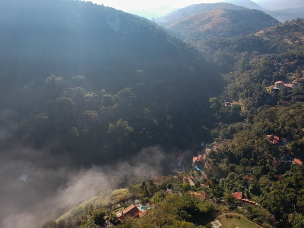 Vista aérea de itaipava petrpolis temprano en la mañana con mucha niebla en la ciudad drone photo