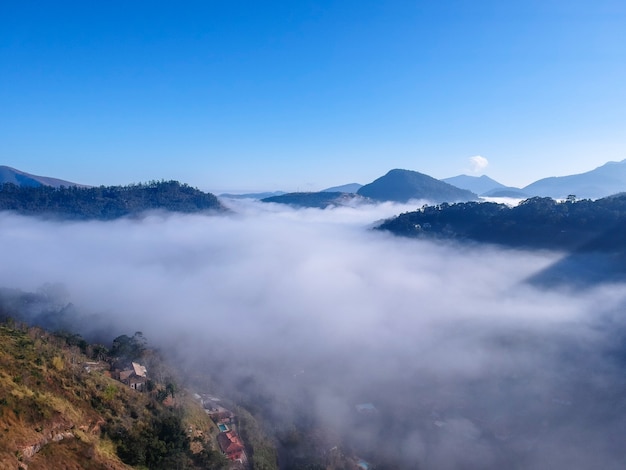 Vista aérea de itaipava petrpolis temprano en la mañana con mucha niebla en la ciudad drone photo