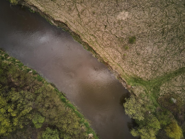 Foto vista aérea de iver sluch en la región de gubkiv rivne