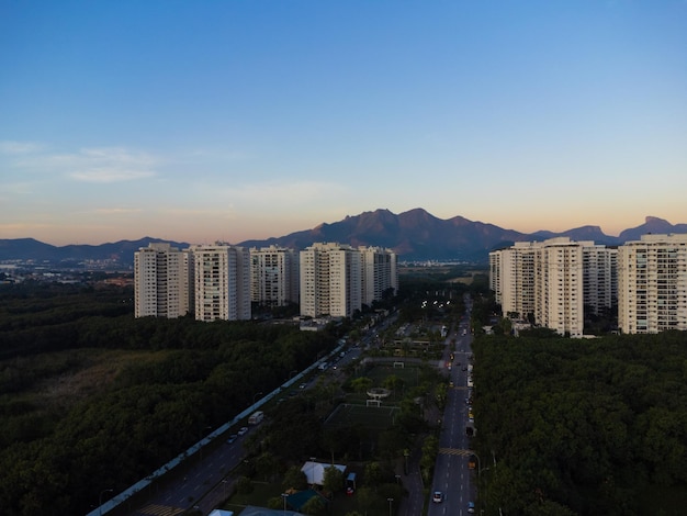 Vista aérea de Jacarepaguá en Río de Janeiro Brasil Edificios residenciales y montañas al fondo Día soleado Atardecer Drone foto