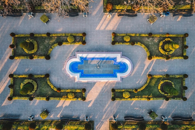 Vista aérea de un jardín con piscina y árboles.