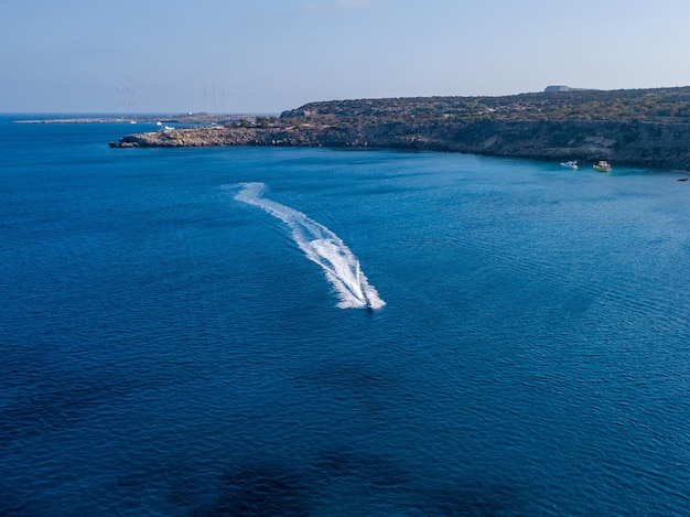 Vista aérea de jet ski en mar azul Deporte acuático