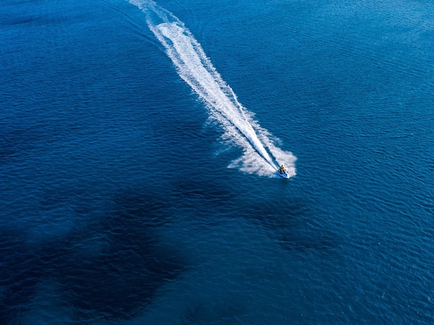 Vista aérea de jet ski en mar azul Deporte acuático