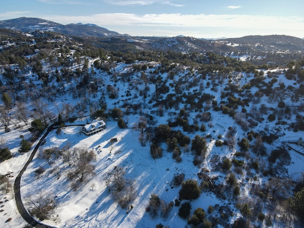 Vista aérea de Julian durante el día de nieve. california del sur