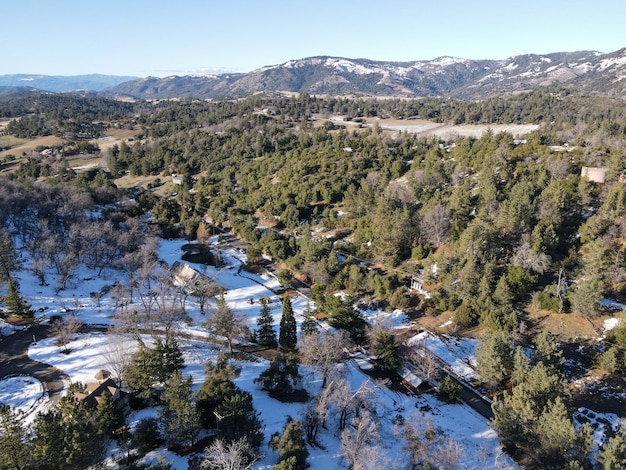 Vista aérea de Julian durante el día de nieve. california del sur