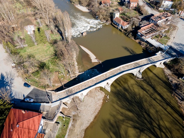 Vista aérea de Kadin más un puente del siglo XV Bulgaria