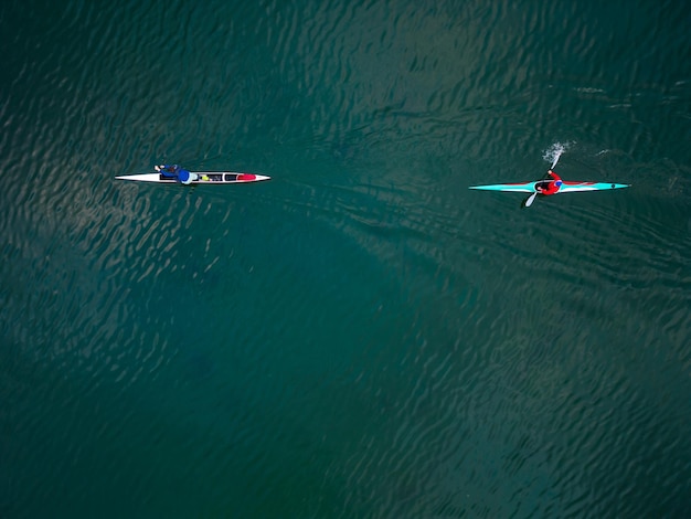 Vista aérea de kayak y canoa para deportes acuáticos abiertos