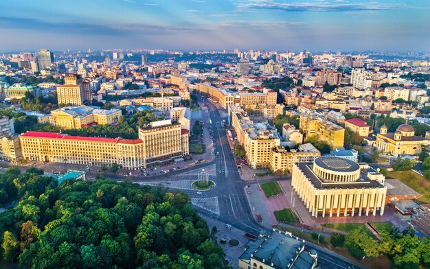 Foto vista aérea de khreshchatyk, plaza europea y casa ucraniana en el centro de la ciudad de kiev, capital de ucrania