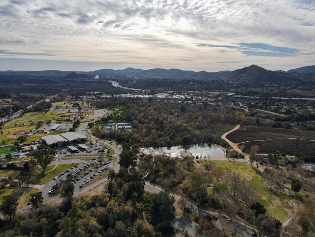 Vista aérea de Kit Carson Park, parque municipal en Escondido, California, EE.UU.