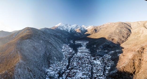 Vista aérea de Krasnaya Polyana, montañas cubiertas de nieve. Rusia.