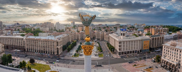 Vista aérea de kyiv ucrania sobre el monumento a la independencia maidan nezalezhnosti