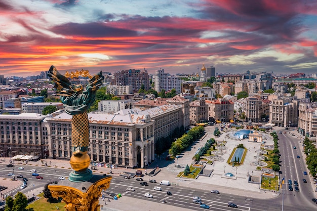 Vista aérea de kyiv ucrania sobre el monumento a la independencia maidan nezalezhnosti